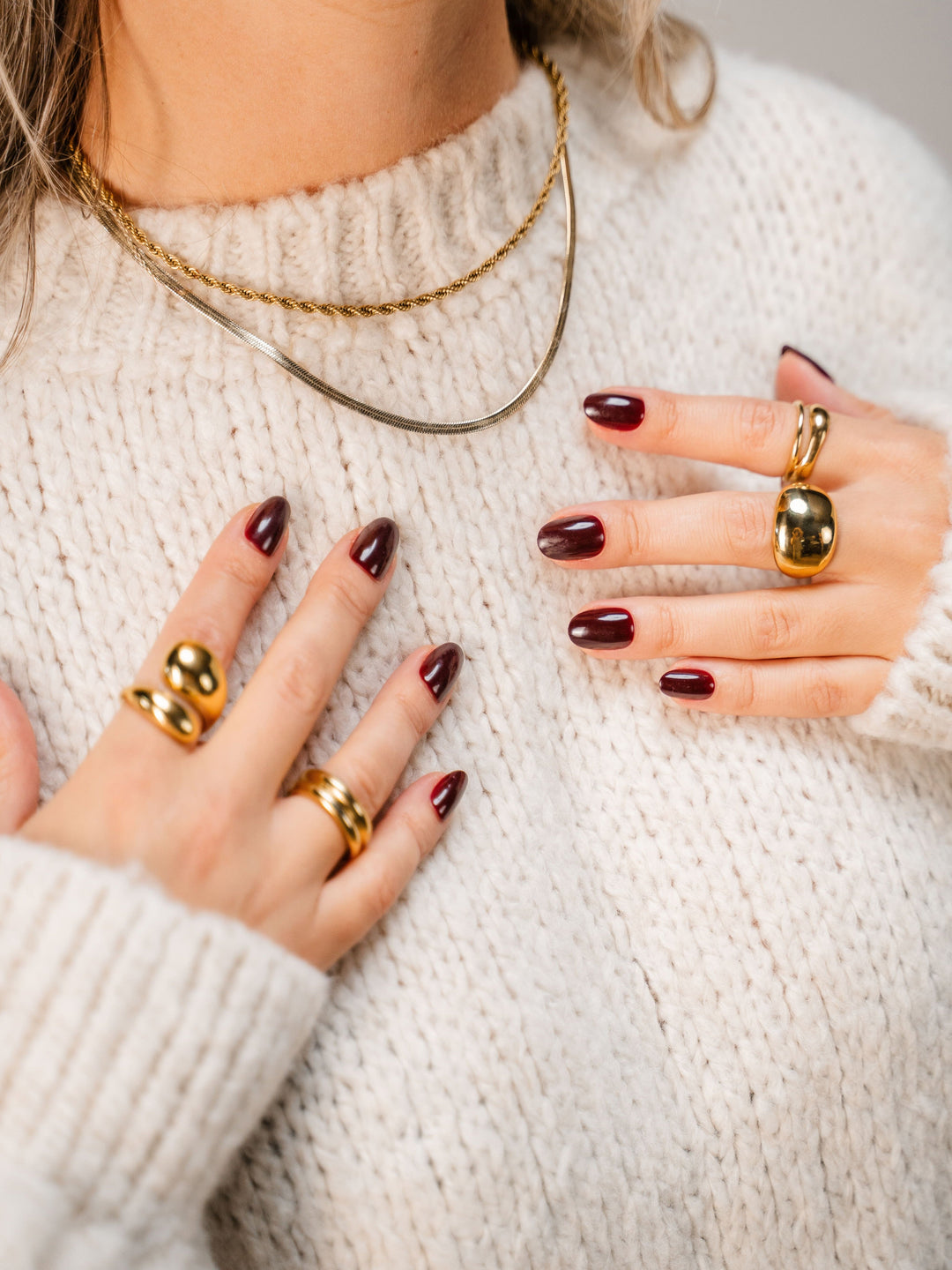 press on nagels Chocolade Bruin kort ronde handenfoto op trui